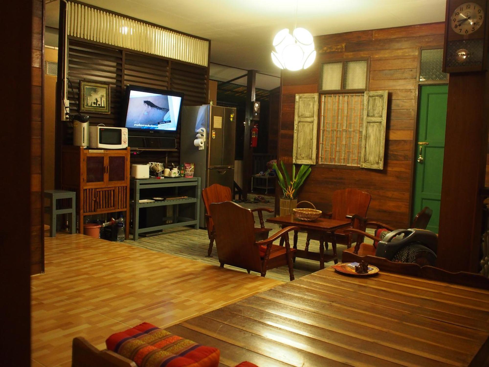 Chommuang Guest House Ayutthaya Bagian luar foto